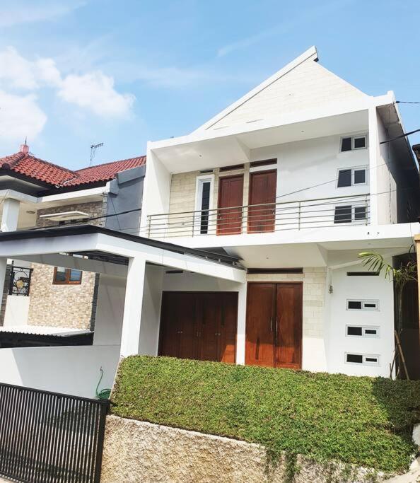 Cozy / Rumah Sejuk View Villa